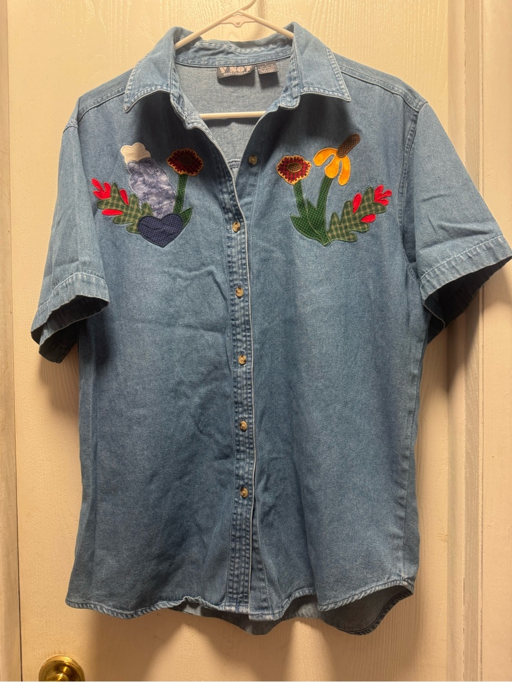 VINTAGE-STYLE Denim Button-Front Shirt with Floral Appliqué - Blue